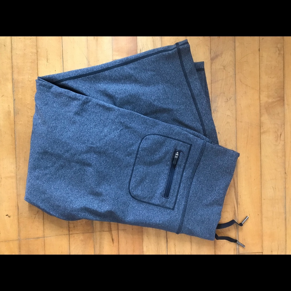 Lululemon heather gray still capris.